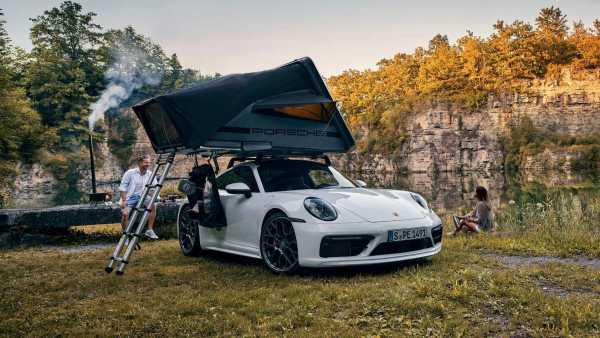 Porsche создала специальную палатку на крыше для своих моделей