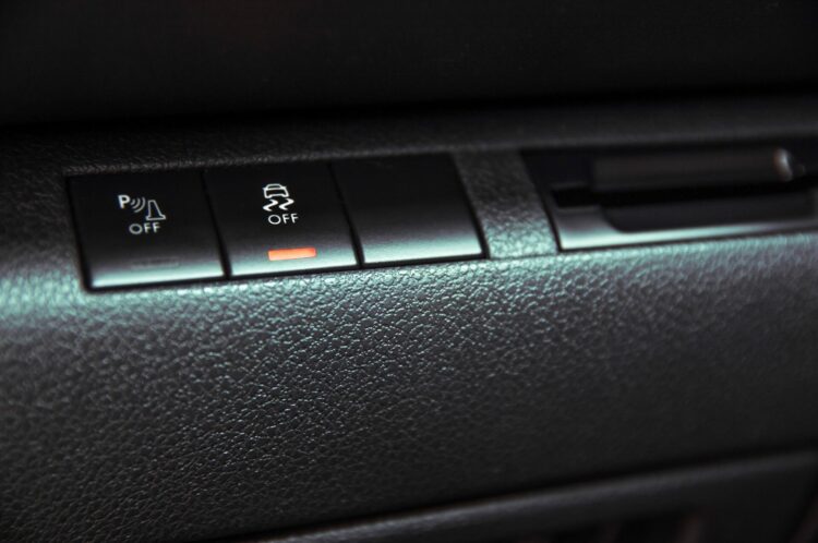 Кнопка ESP на автомобиле